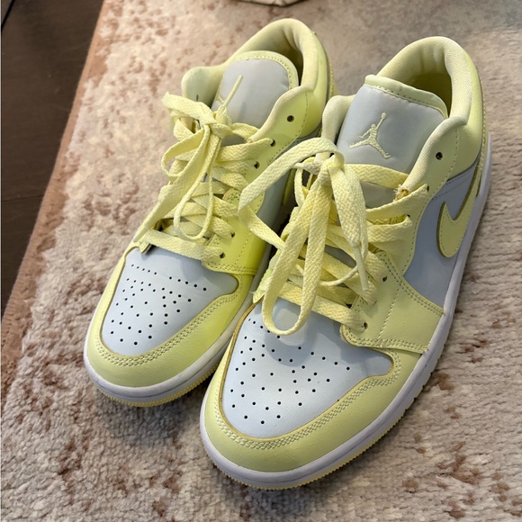 Women’s Air Jordan 1 Low ‘Lemonade’ - Size 8 - Picture 1 of 3